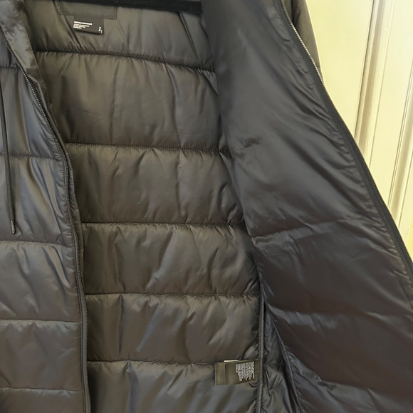 The North Face black puffer with hood in Men's Small - Picture 3 of 4